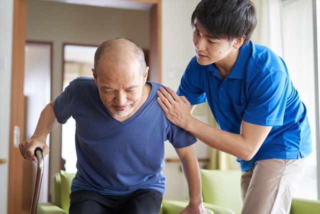 高齢者を介助する介護士